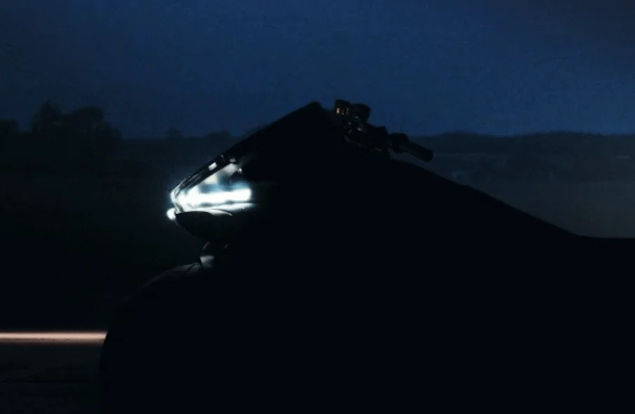 バイクのフロントにはLEDヘッドライトが付いています