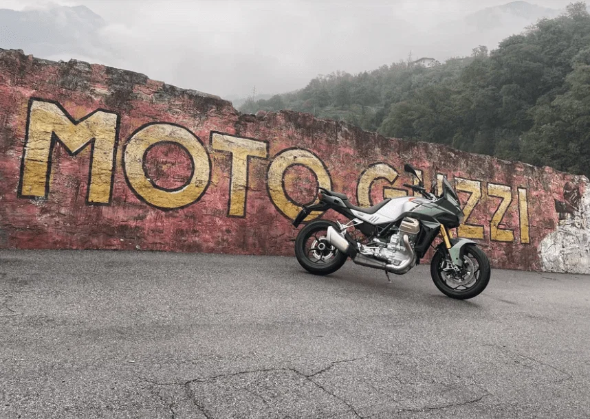 2023 Moto Guzzi V100 Mandello のプレス発表会。