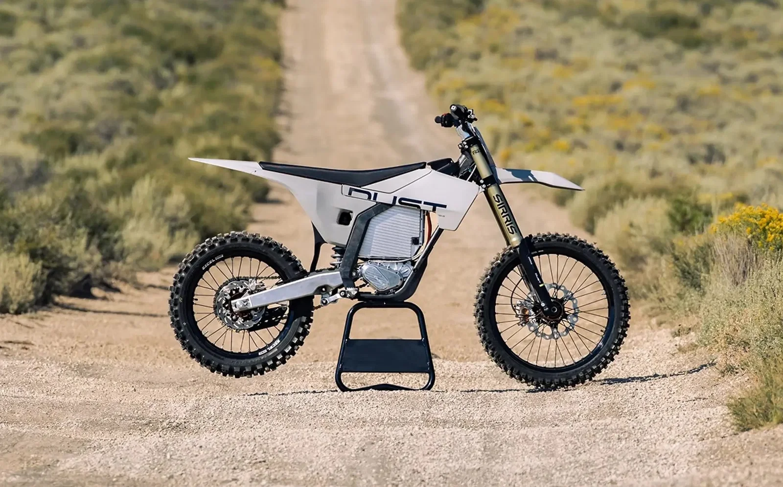 埃っぽいトラックを走る Dust Moto 電動ダートバイク