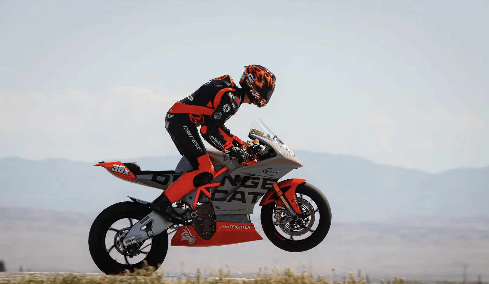 ウィリーを牽引するライトファイター V3-RS