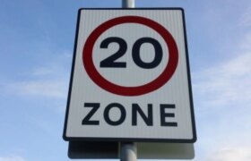 議会顧問が提案した都市部の速度制限20マイル