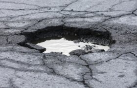 新たな透明性の高いポットホール修復規則の下で議会は圧力に直面している