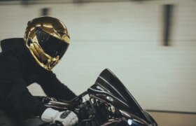 新しい 475 ポンドの Ruroc AT4.0 カーボン ゴールド クロームが登場しました