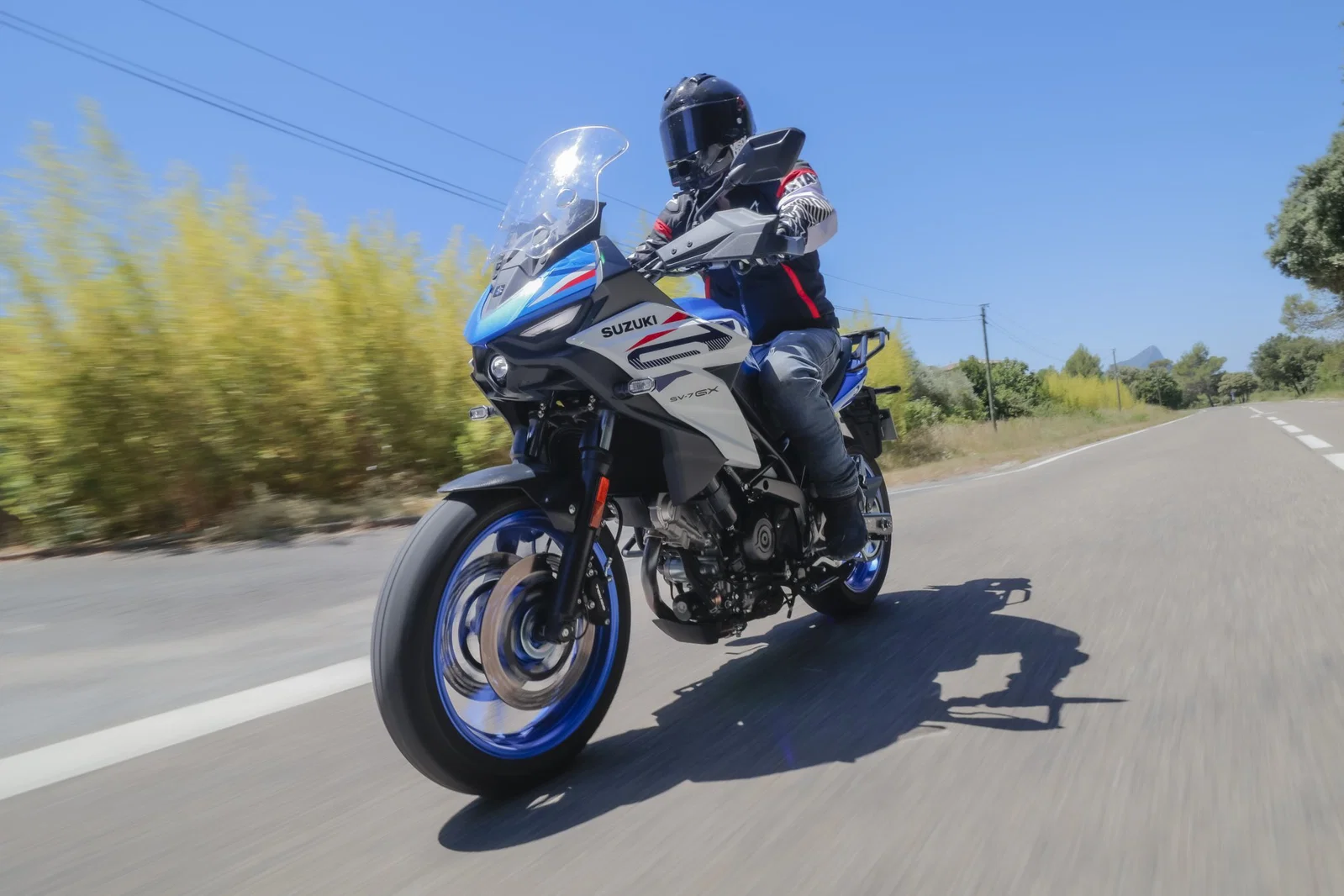 新型スズキSV-7GXが走行中。