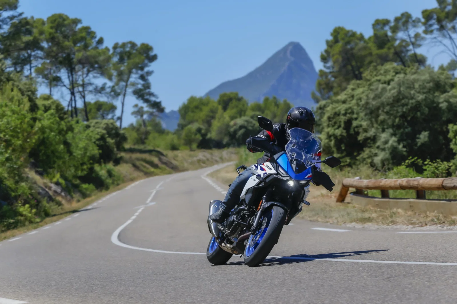 テスト中の 2026 年型スズキ SV-7GX。