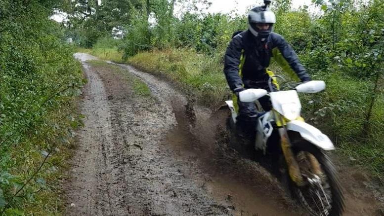 バイクに乗ったグリーンレーンのライダー