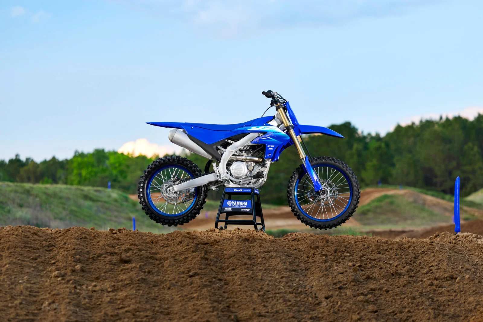 スタンド上のヤマハのまったく新しいYZ250F