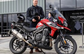 ウィリアム王子、ノーフォークのブラッドバイクを訪問、今もバイクに乗っていることを認める