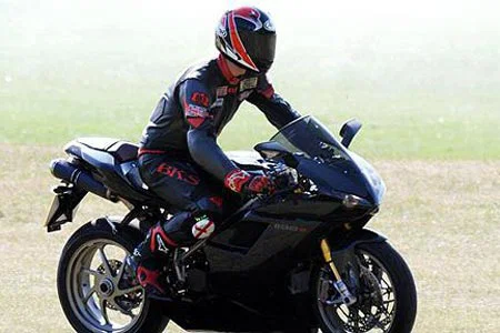 ウィリアム王子、ノーフォークのブラッドバイクを訪問、今もバイクに乗っていることを認める