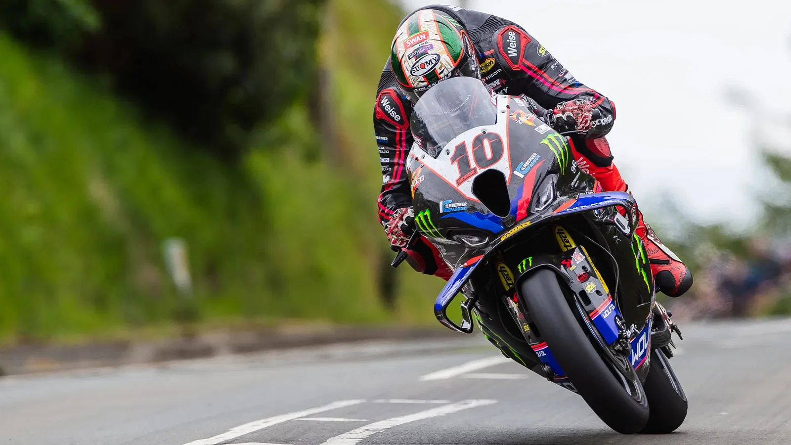 スーパーバイクTTに乗るピーター・ヒックマン。クレジット: マン島 TT.