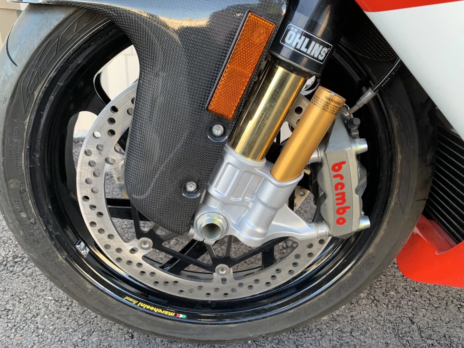 ブレンボ製ブレーキとMotoGP仕様のオーリンズ製サスペンションを組み合わせる