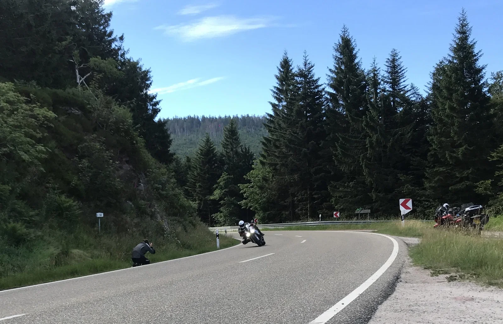 BMWに乗ってドイツの田舎道を走る