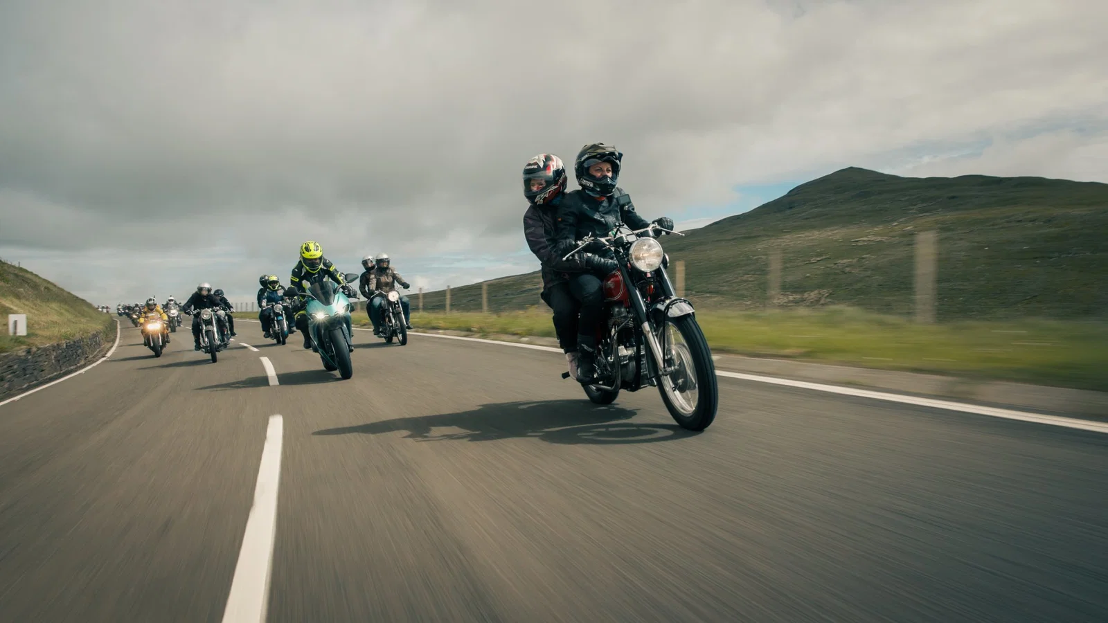 2026 TT で走行するノートン バイク。