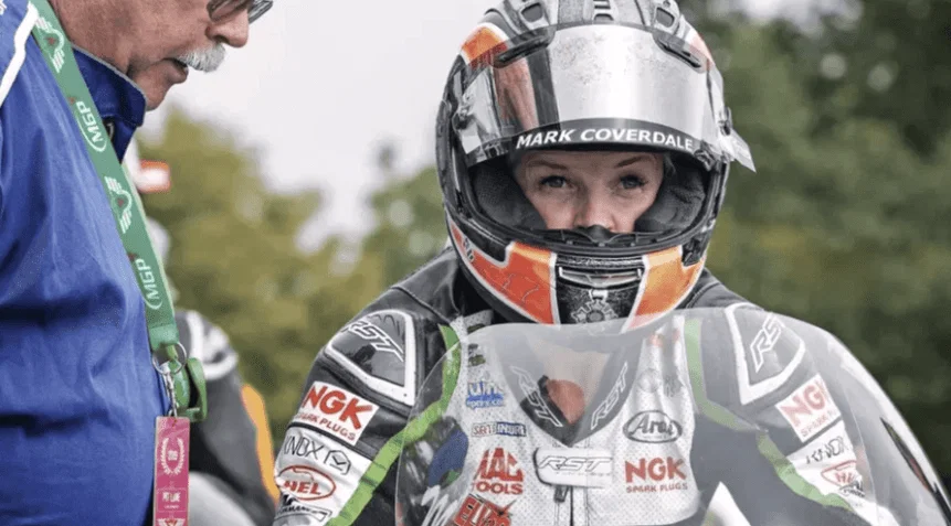 2019 年の TT レースのスタート時のマリア・コステロ。クレジット: マン島 TT。