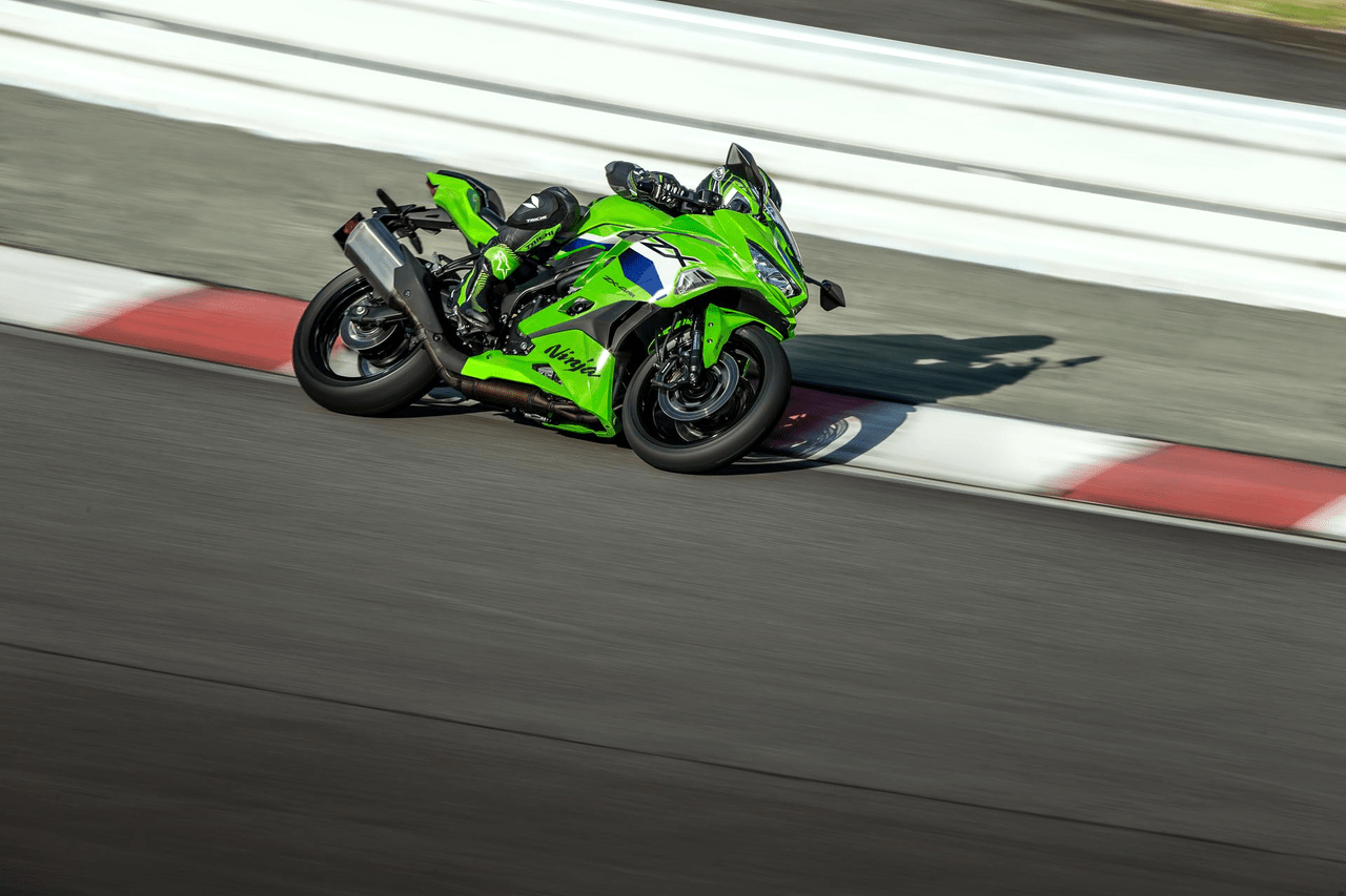 2026 Kawasaki ZX-10RR がトラックに登場。クレジット: 川崎。 