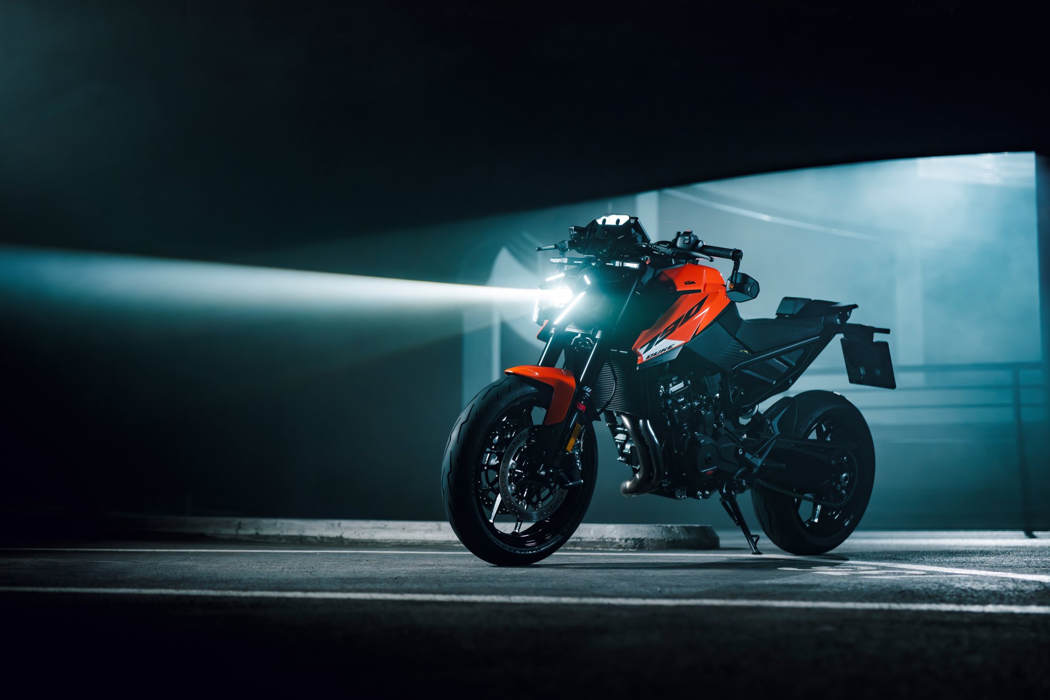 オレンジの 2027 KTM 790 Duke。 