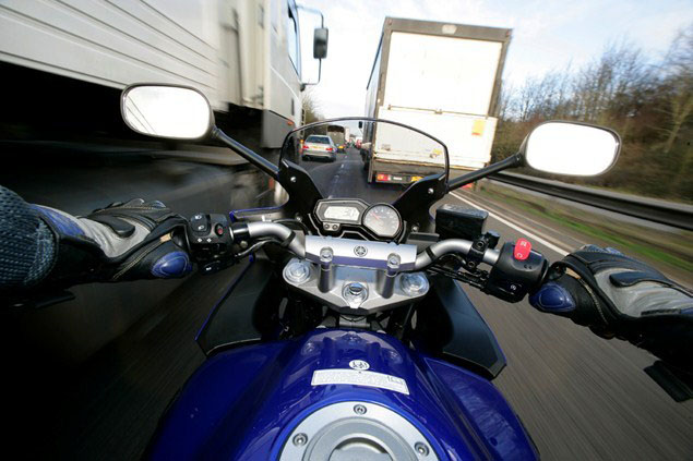 スペインで乗馬しますか?新しい手袋法とその他のオートバイ規則の変更について説明