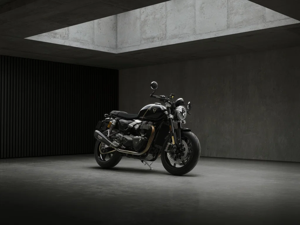 Triumph Speed Twin 1200 TFC は、ゴールドのアクセントが付いたブラックのカラーリングを身に着けています。
