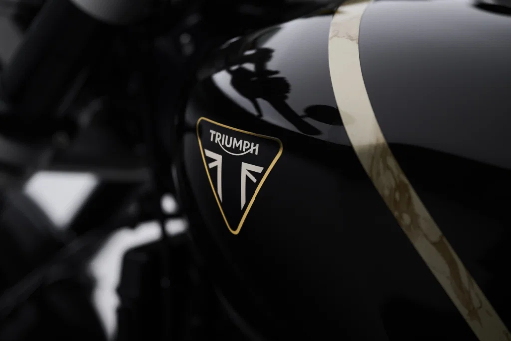 新しい Speed Twin 1200 TFC の Triumph バッジ。