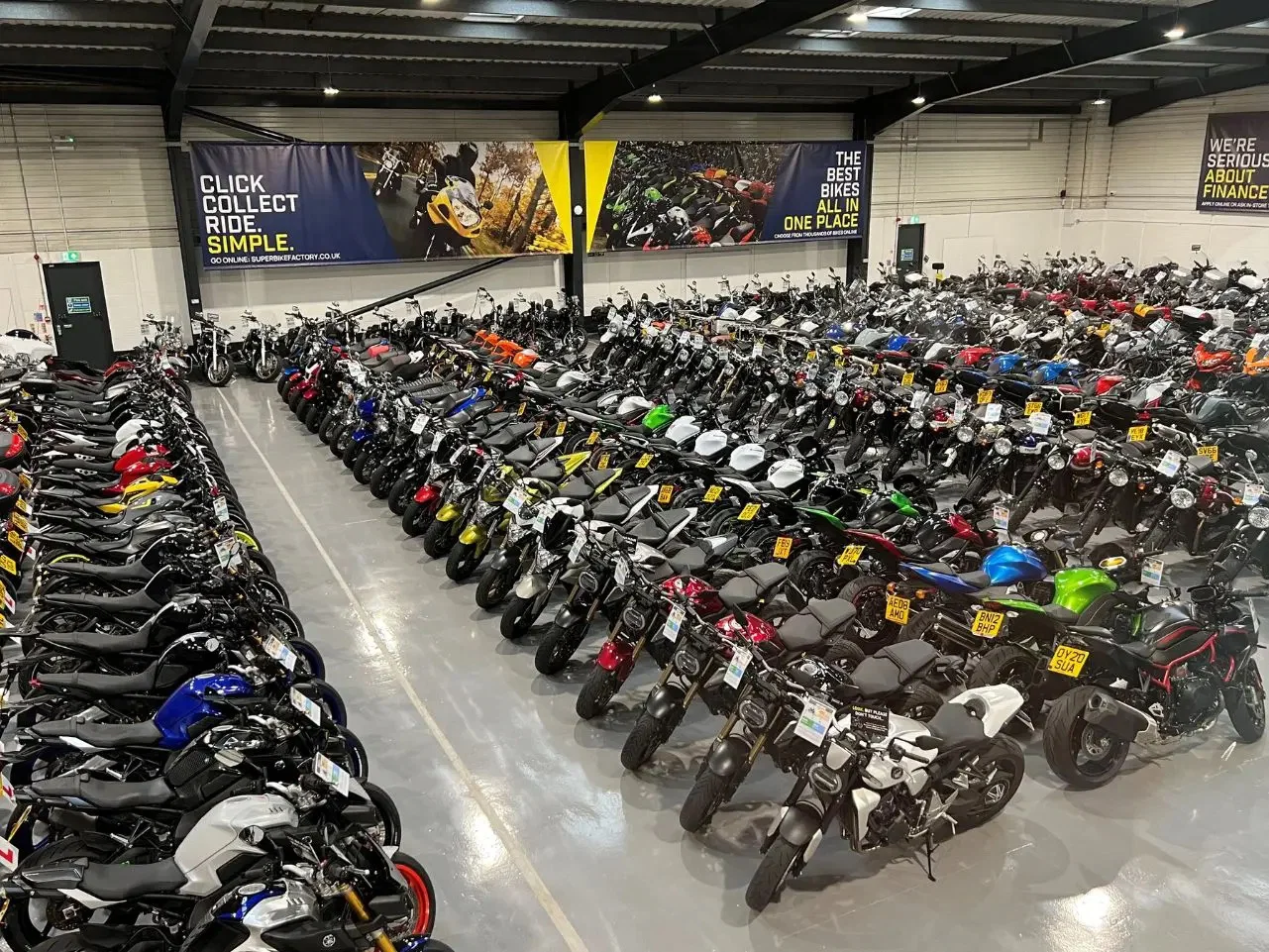 スーパーバイクファクトリーのショールーム内