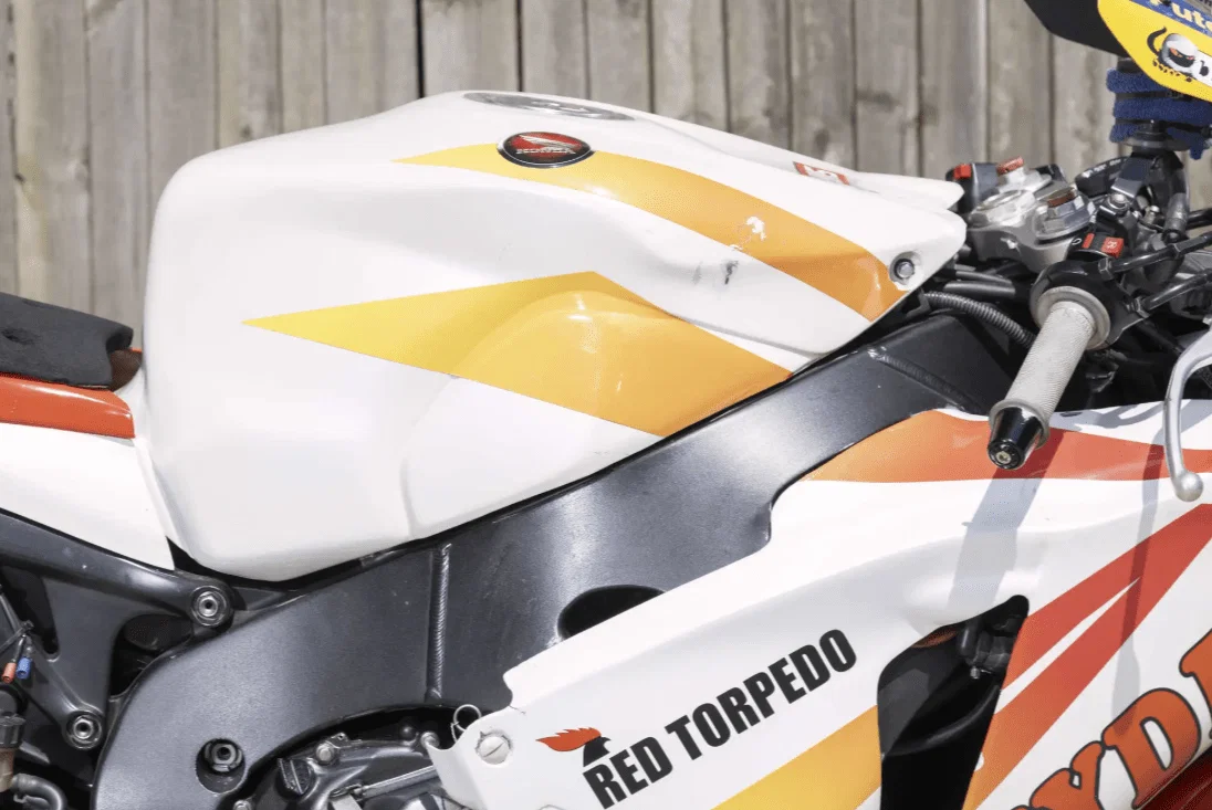 レッド トルピード ガイ マーティン TT カラー。クレジット: Iconic Auctioneers。
