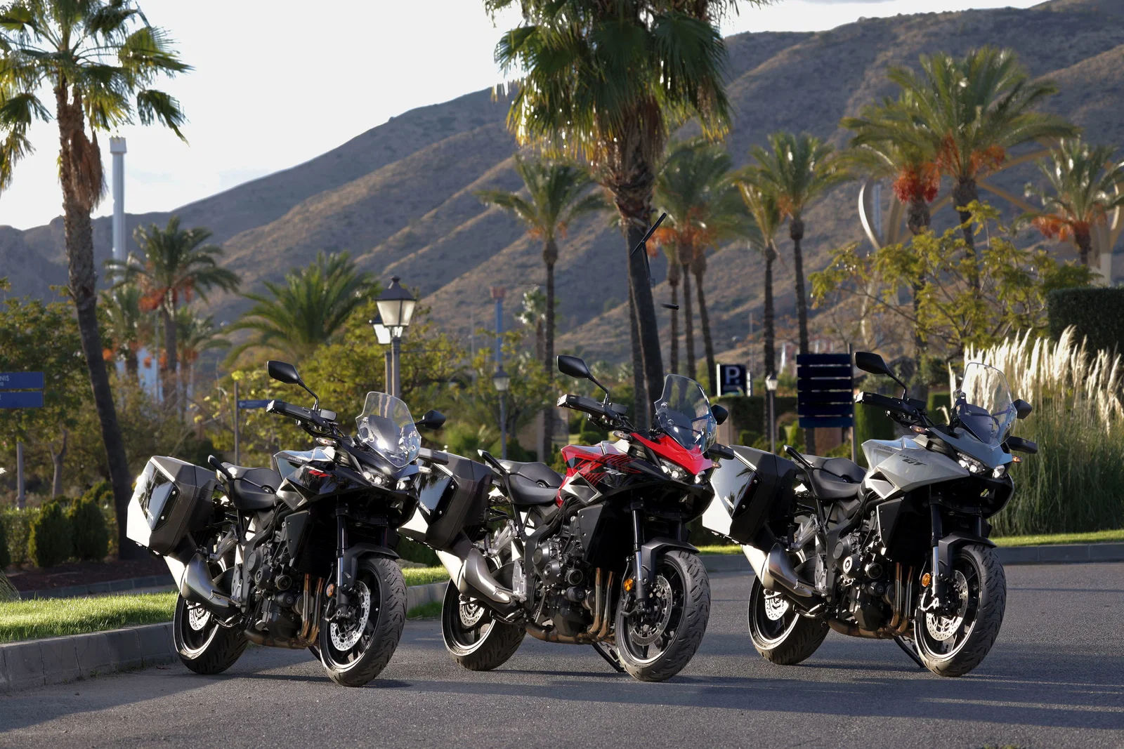 Honda CB1000GT - (左から右) グラファイトブラック、グランプリレッド、パールディープマッドグレー