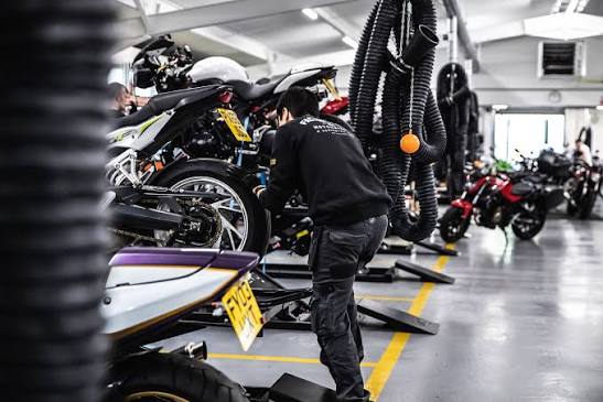 スーパーバイク工場のワークショップ内