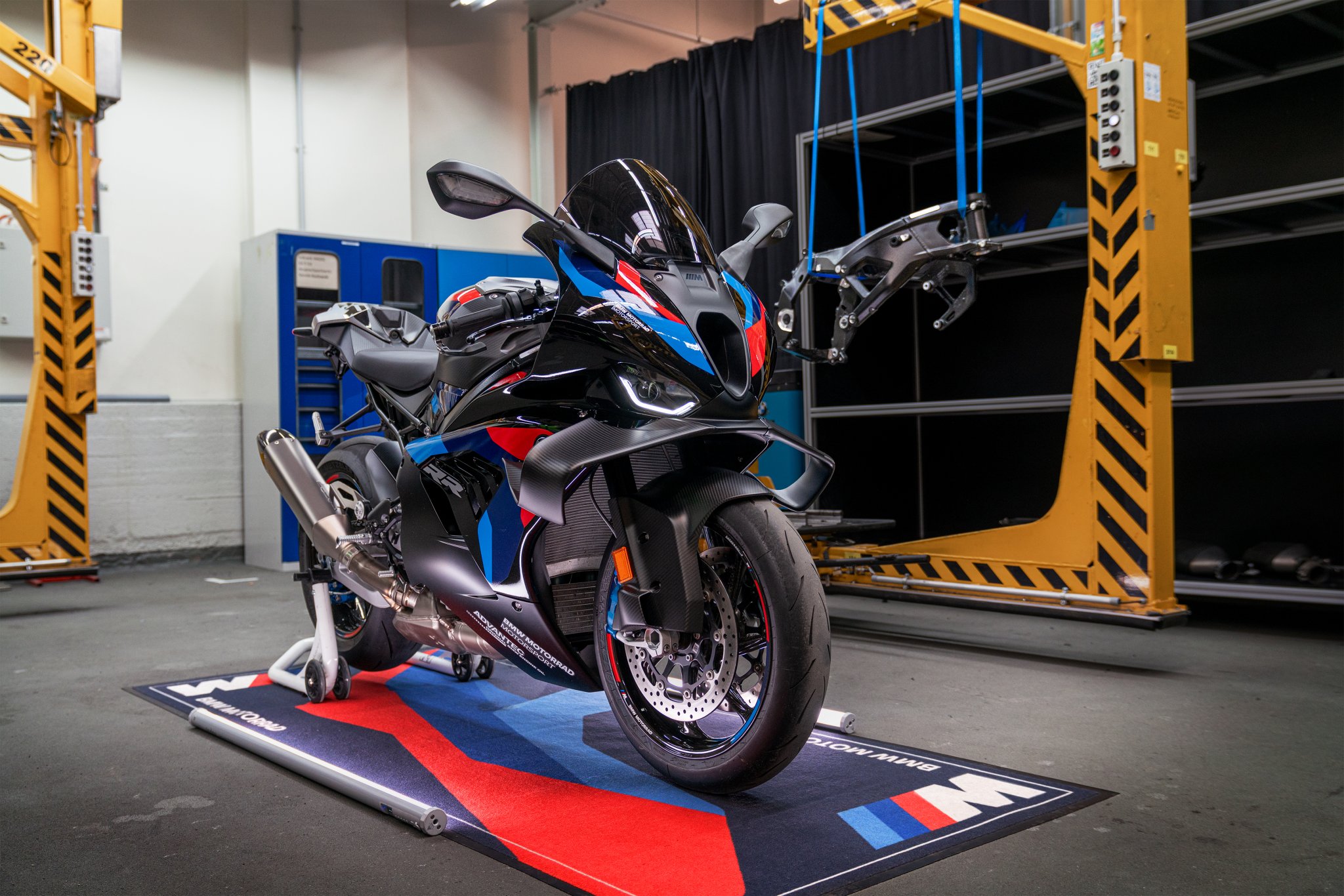 BMWのフラッグシップスーパーバイクと並ぶBMW M Motorsportフレーム。