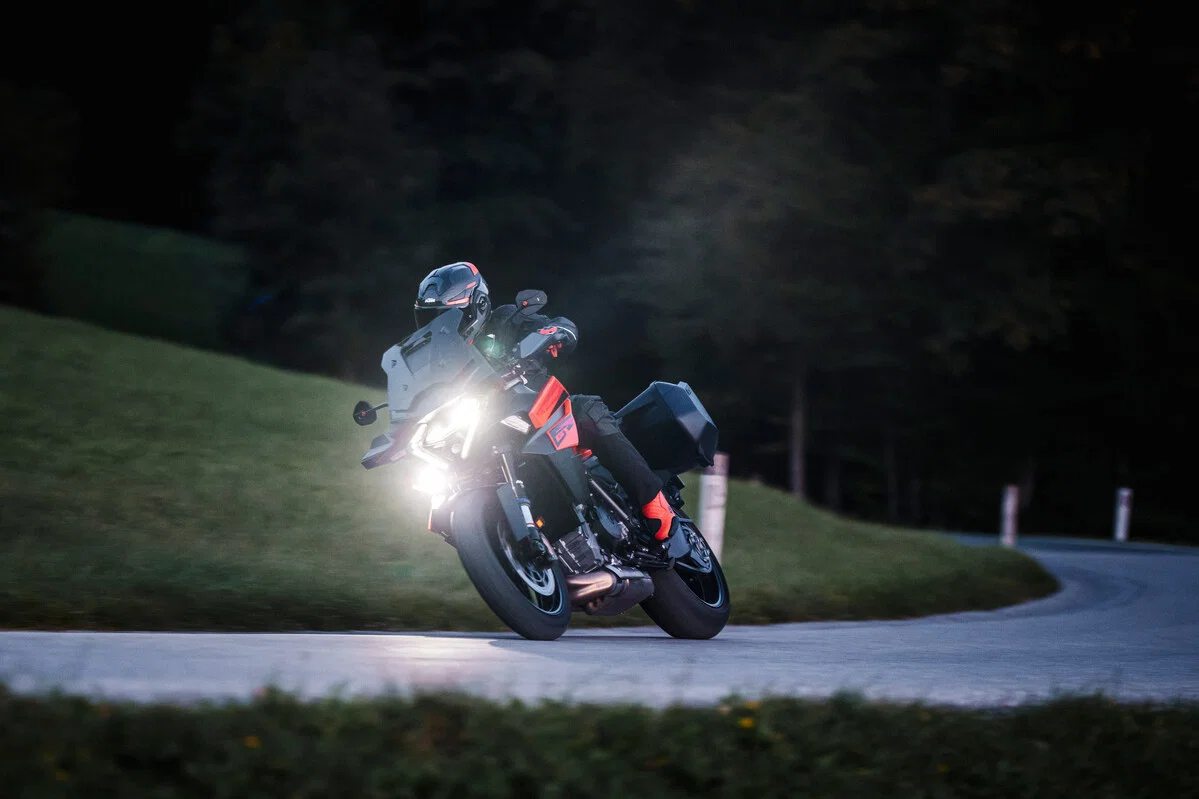 道路を走る 2025 KTM 1390 Super Duke GT。