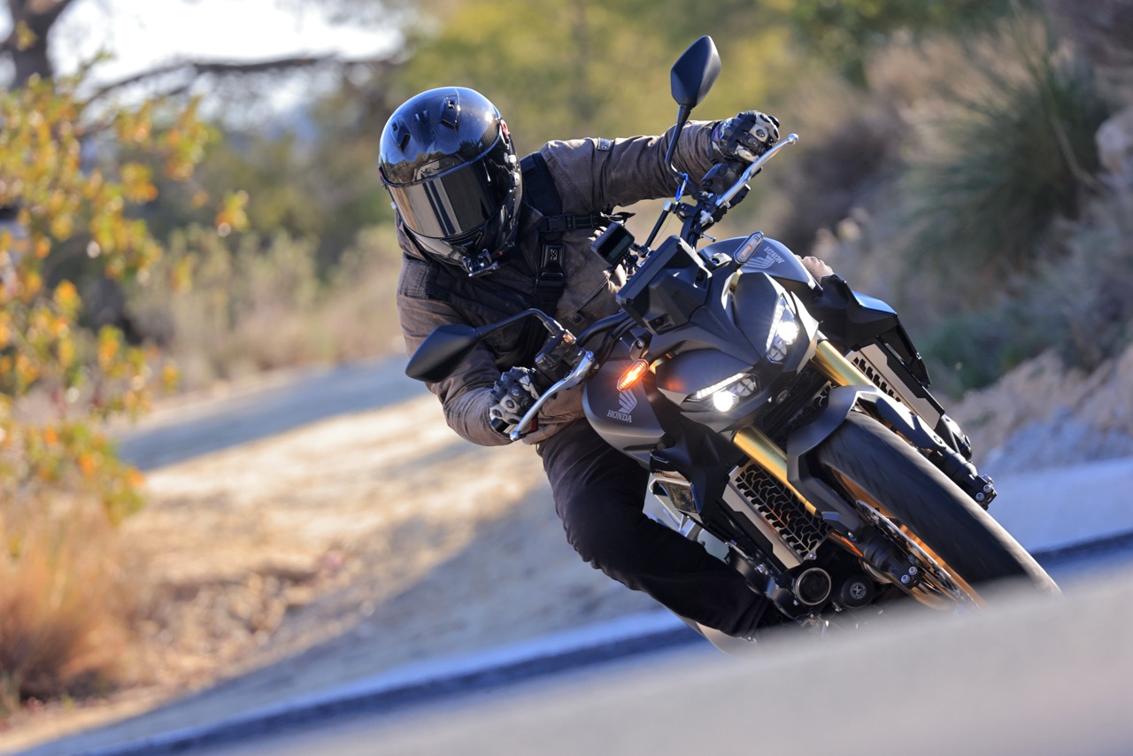 ホンダCB1000ホーネットのコーナリング。