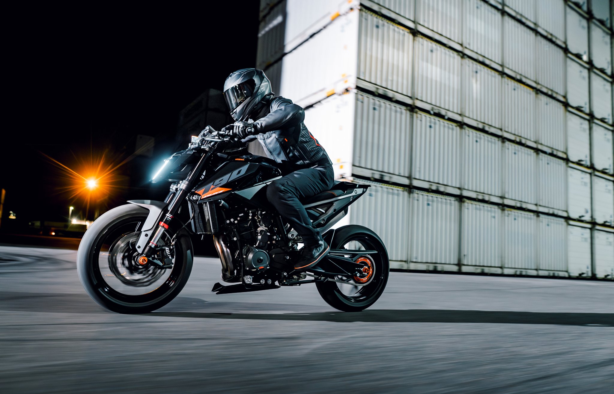 新型 KTM 790 Duke が稼働中。