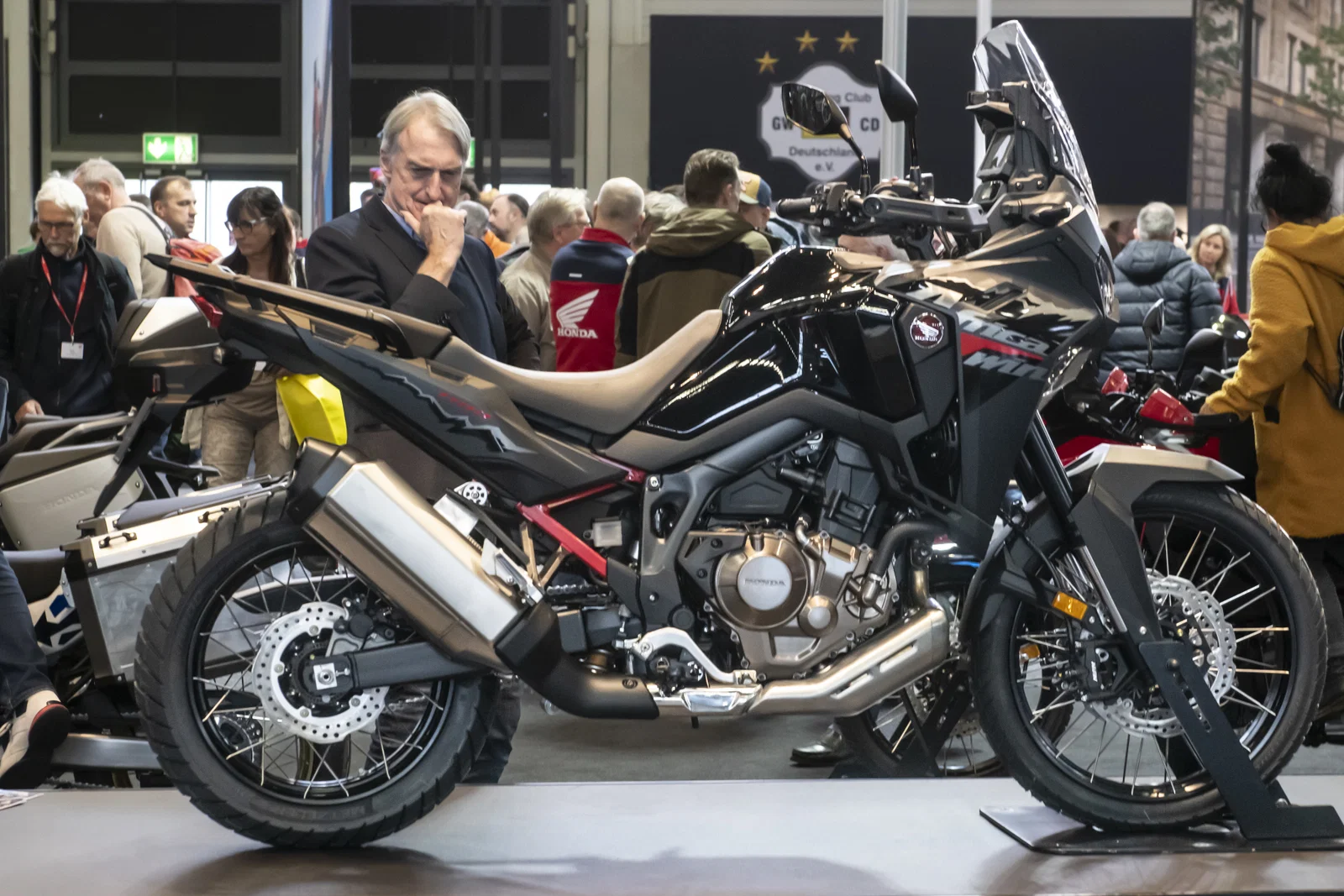 スタンドに並ぶホンダ アフリカツイン。写真提供: ケルンメッセ/インターモト。