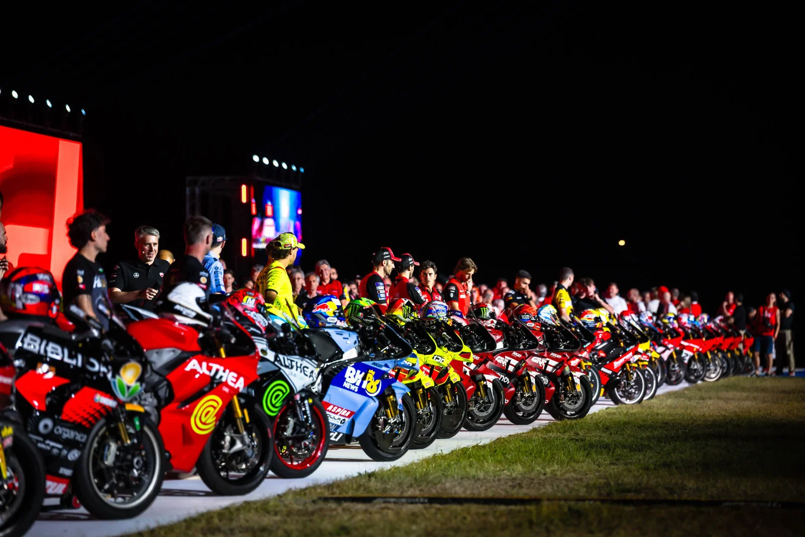レースバイクを駆るドゥカティライダー。