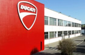 ドゥカティ売却の噂が強まる中、労働組合が回答を求め、正式入札に関する新たな主張も浮上
