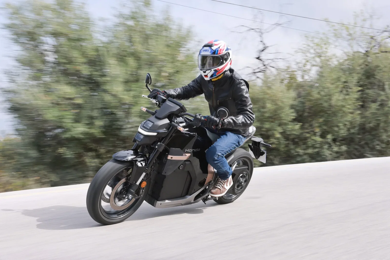 ホンダ WN7 を走行中。