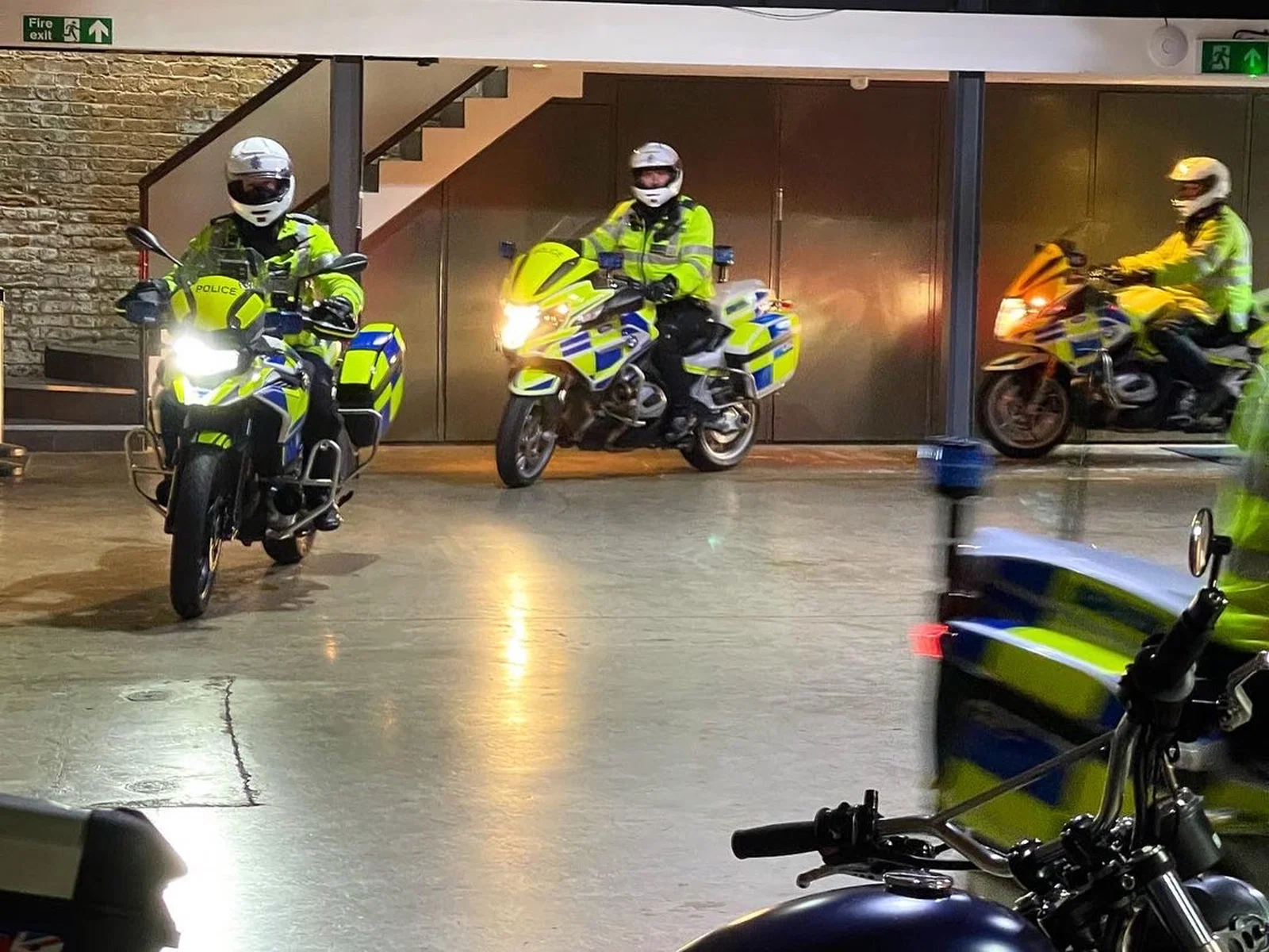 警察のバイク 自転車置き場 ロンドン