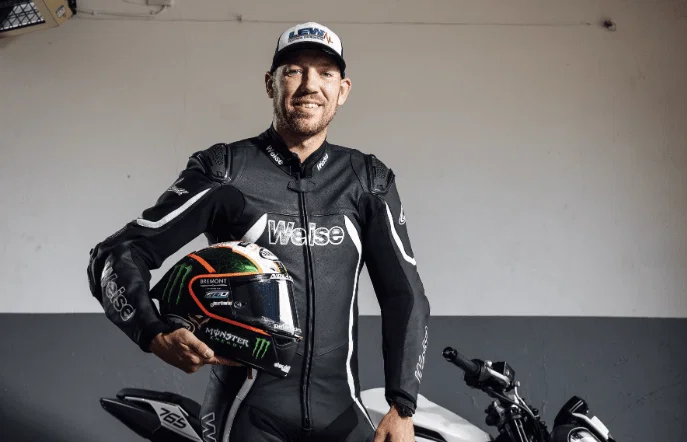 Weise Tornado 2.0 スーツを着たピーター・ヒックマン。
