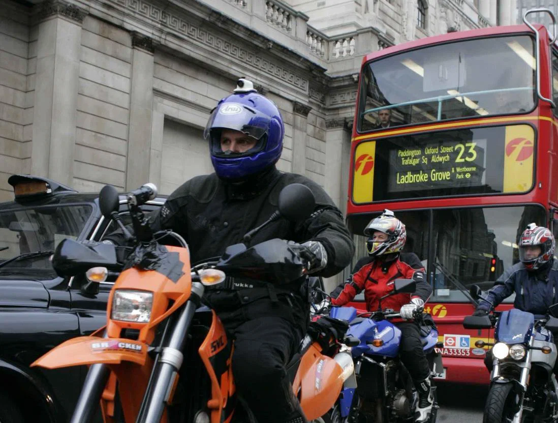 バイク通勤税は支払う必要がない: バイク利用者が職場駐車税から免除される理由