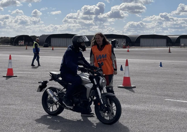 トレーニングを受ける若いライダー。クレジット: IAM RoadSmart/Facebook。