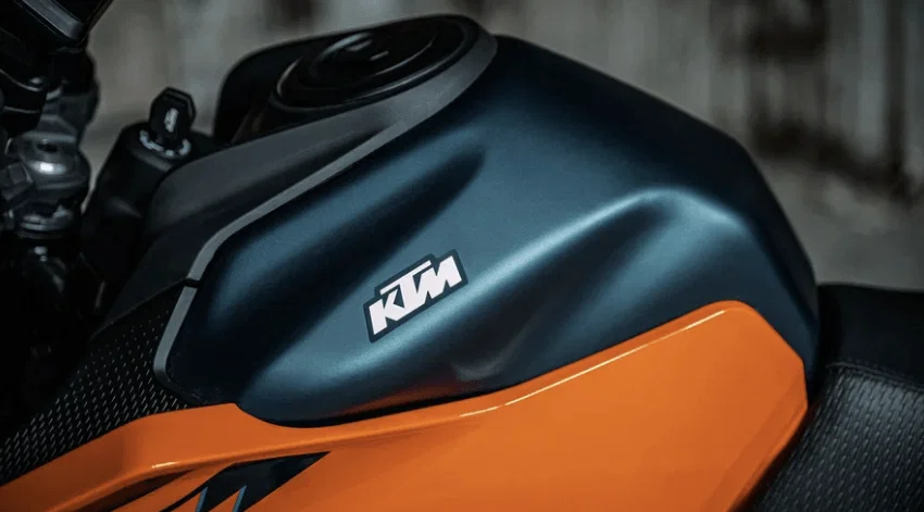 KTM バイクの燃料タンク。