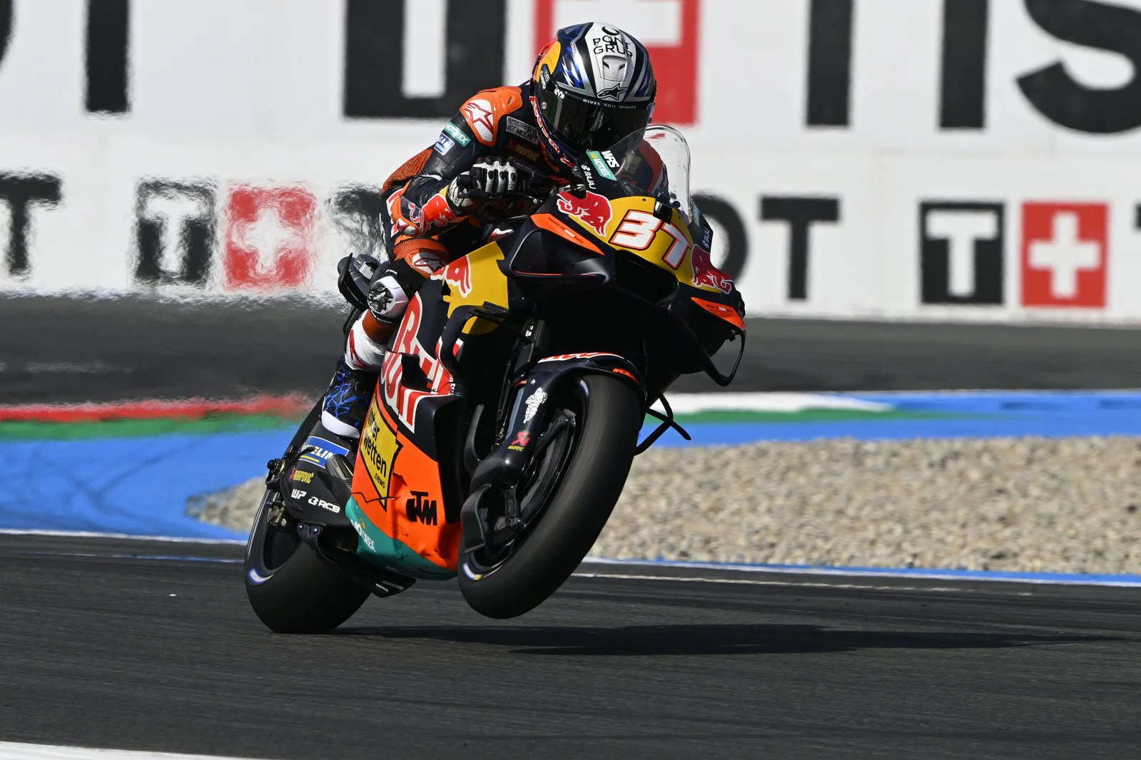 アッセンでKTM RC16に乗るペドロ・アコスタ。クレジット: ゴールドとグース。