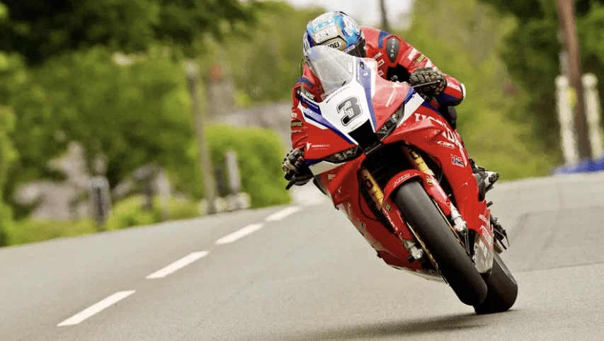 2026 TT に乗るディーン・ハリソン。クレジット: マン島 TT.