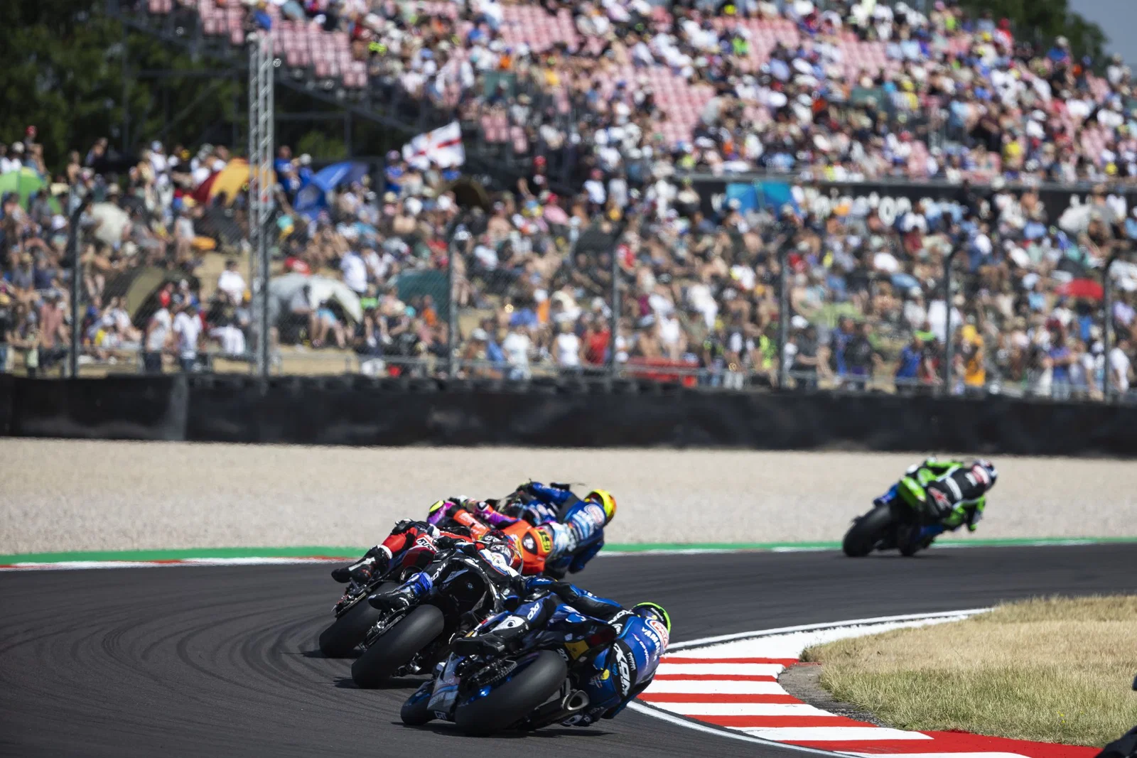 ドニントンパークのワールドSBK。クレジット: ゴールドとグース。