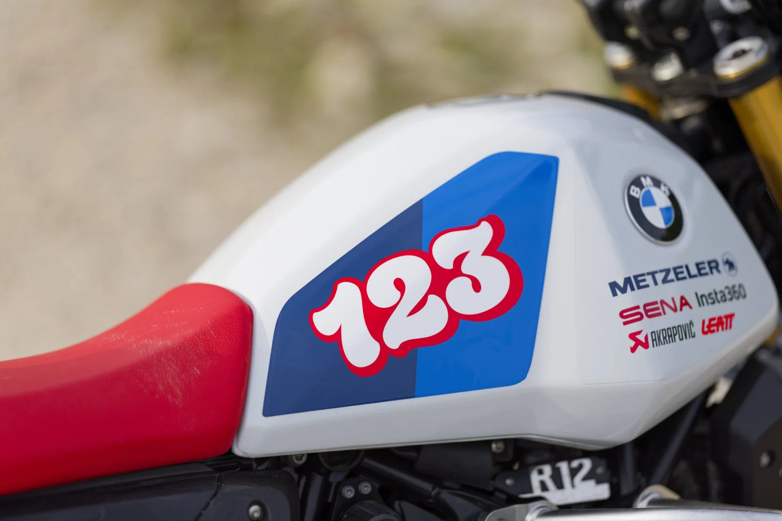 Sena と Metzeler のブランドが施された BMW GS。