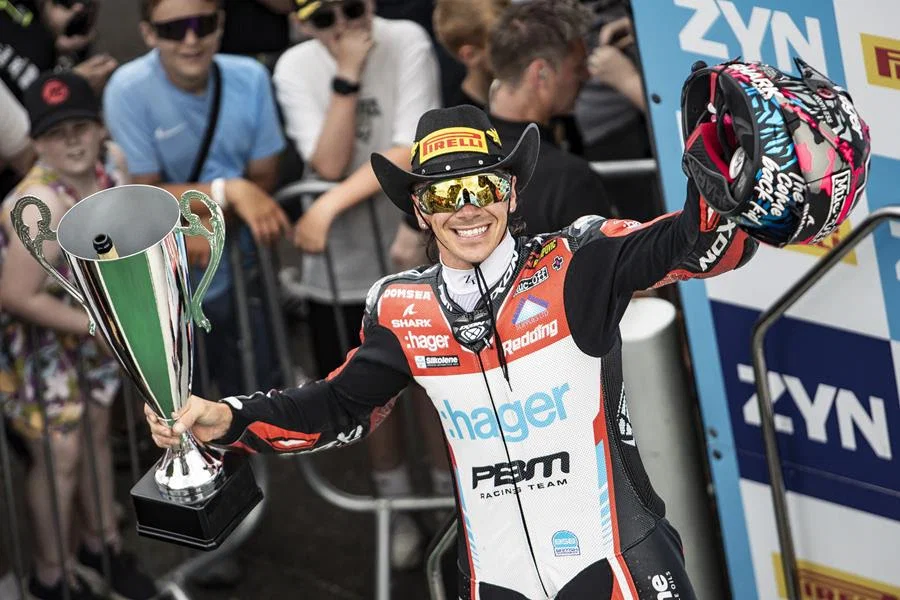 BSB レース後に祝うスコット・レディング。