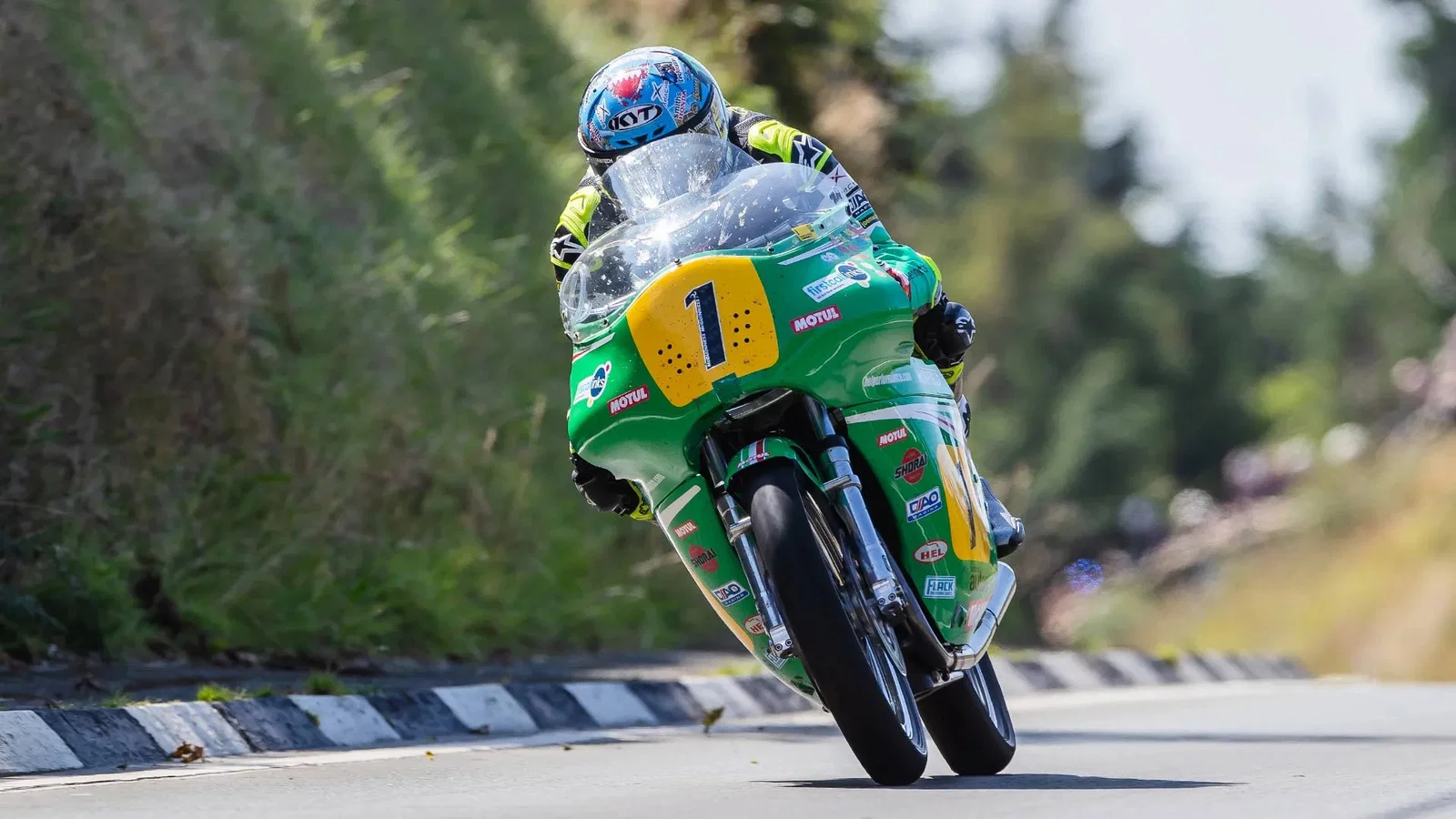 2026年のクラシックTTに乗るジョン・マクギネス。クレジット: マン島 TT.