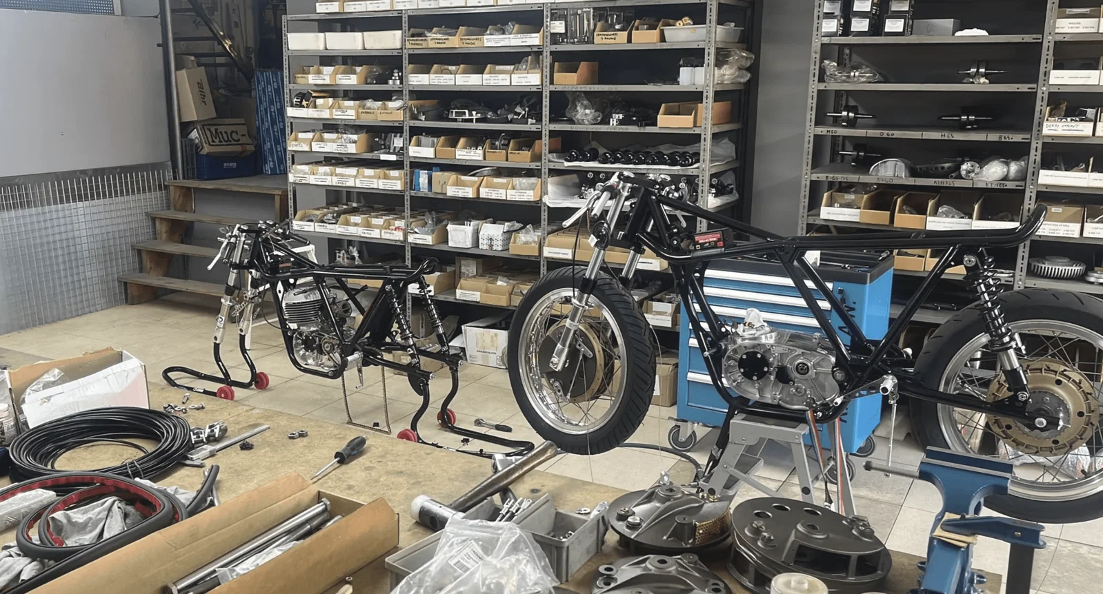 構築プロセス中の 2 台の TSS350