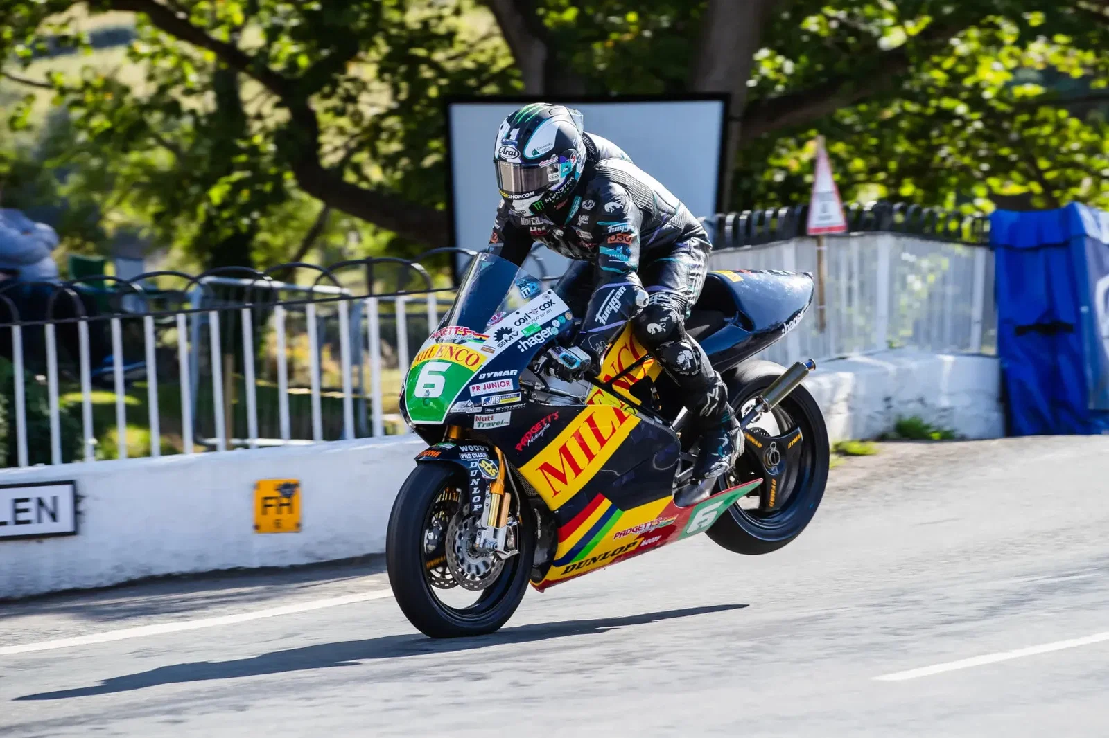 ライトウェイトクラシックTTクラスに参戦するマイケル・ダンロップ。クレジット: マン島 TT.