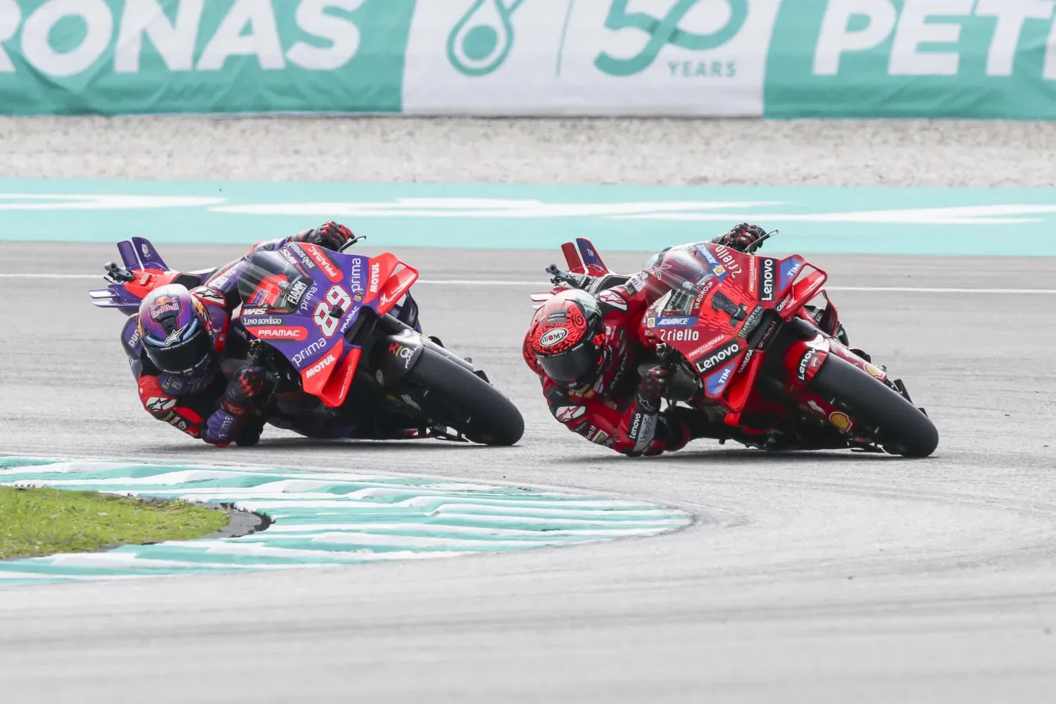2024年MotoGPマレーシアラウンドでマルティンに追われるバグナイア
