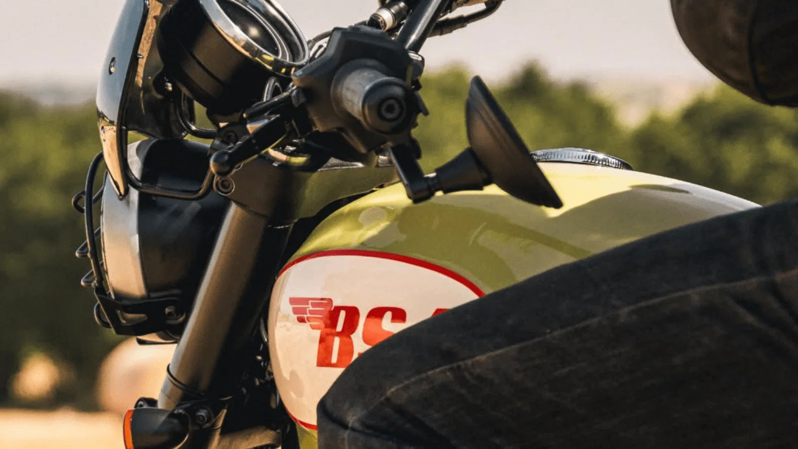 新しいミスト グリーン バンタム 350。クレジット: BSA Motorcycles/Facebook。